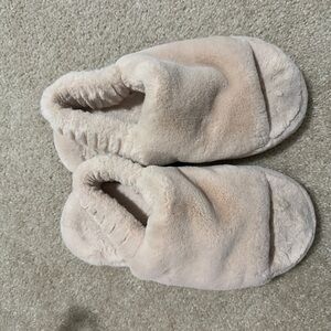 American Eagle Outfitters Cream Fuzzy Slippers